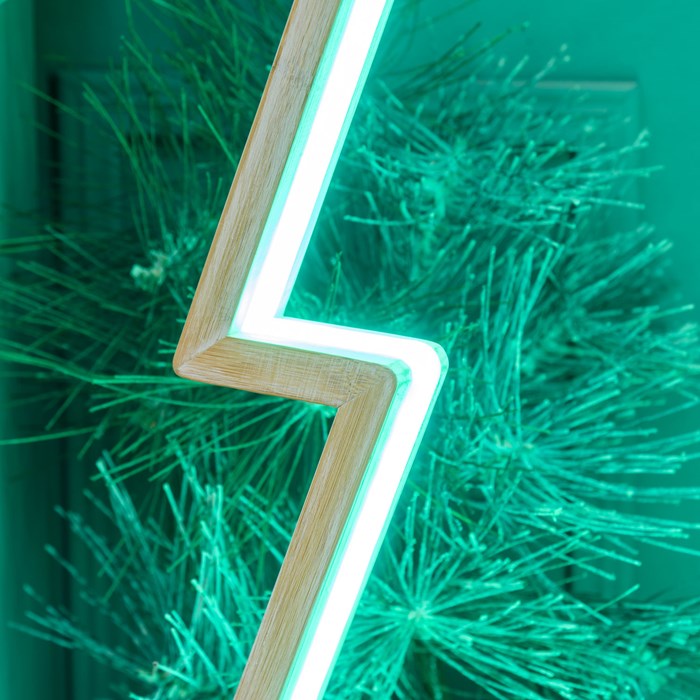 Albero di Natale con base in legno sbiancato – 145 cm – led RGB e Bianco Caldo