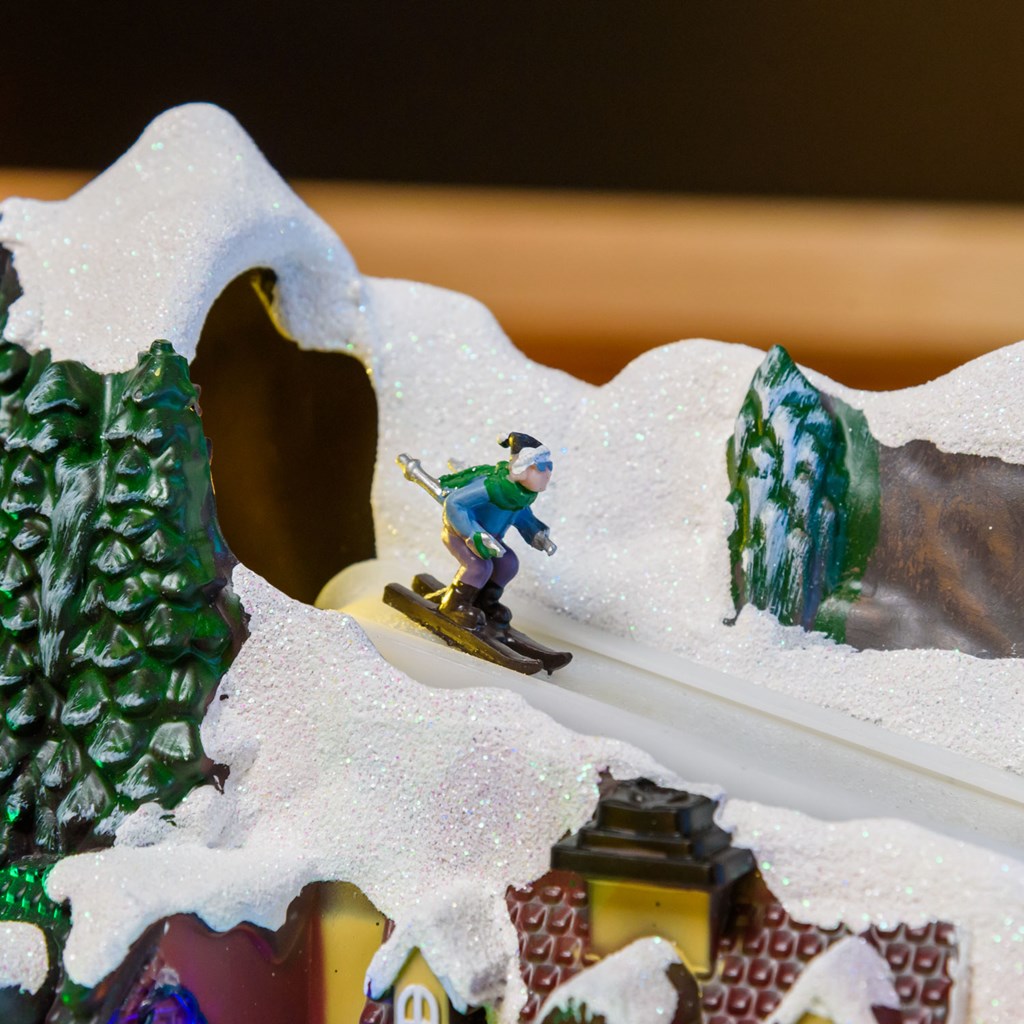 Villaggio di Natale in Poliresina – Sciatori in movimento su Pista e Pattinatori rotanti – h 24 cm